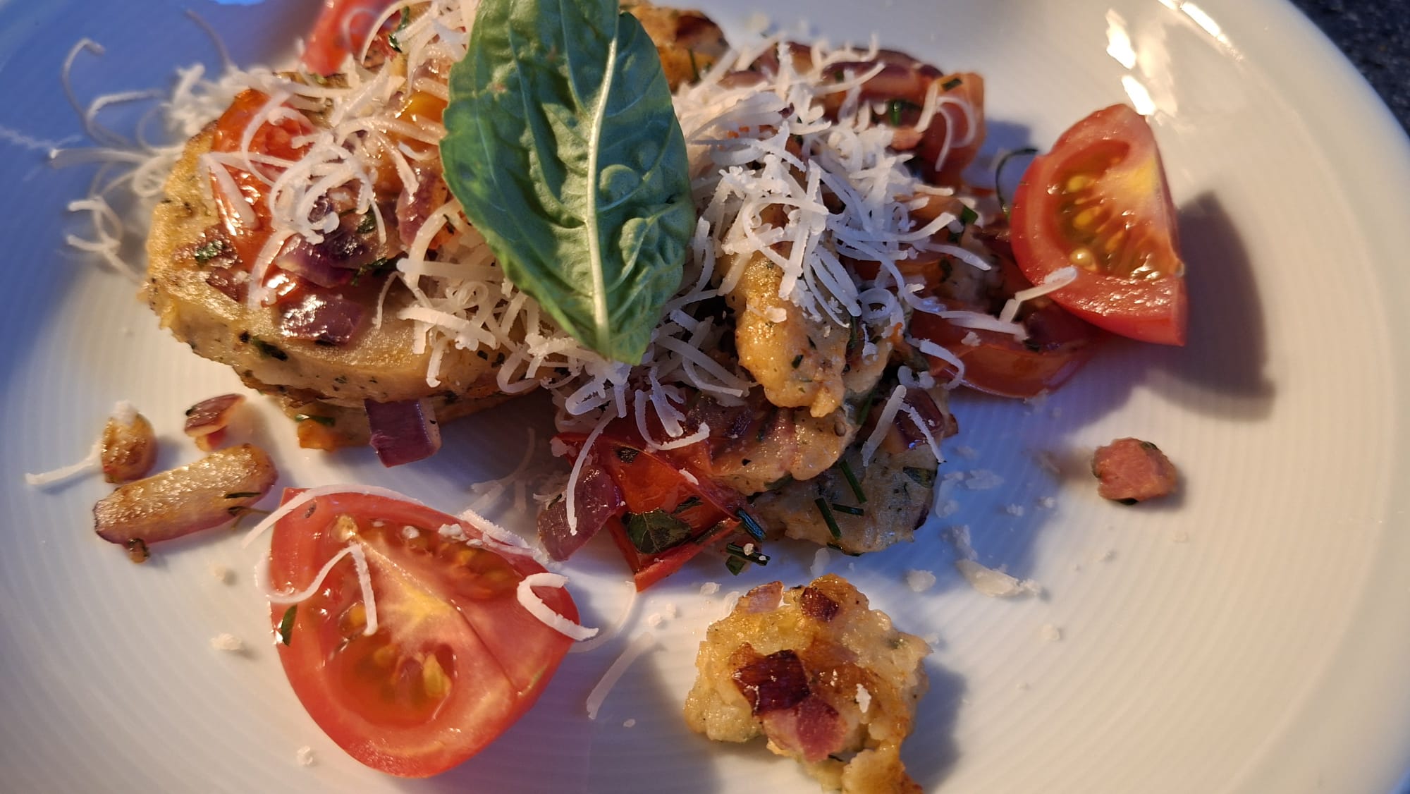 Semmelknödel mit Speck, Tomaten und Basilikum